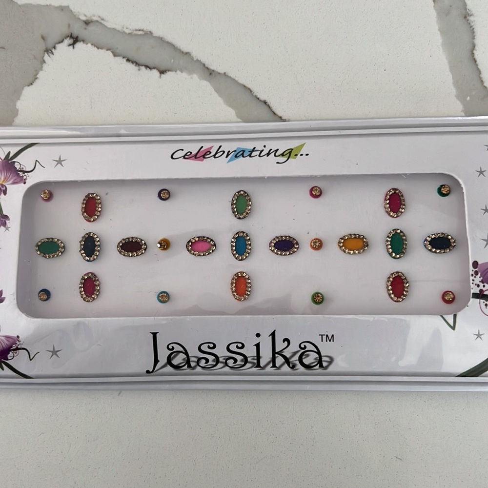Oval size bindi - Picture 3 of 4
